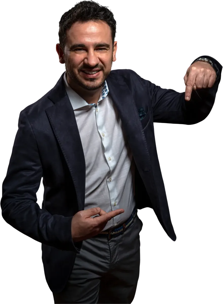 Michele Mosca che indica il pulsante per contattarlo