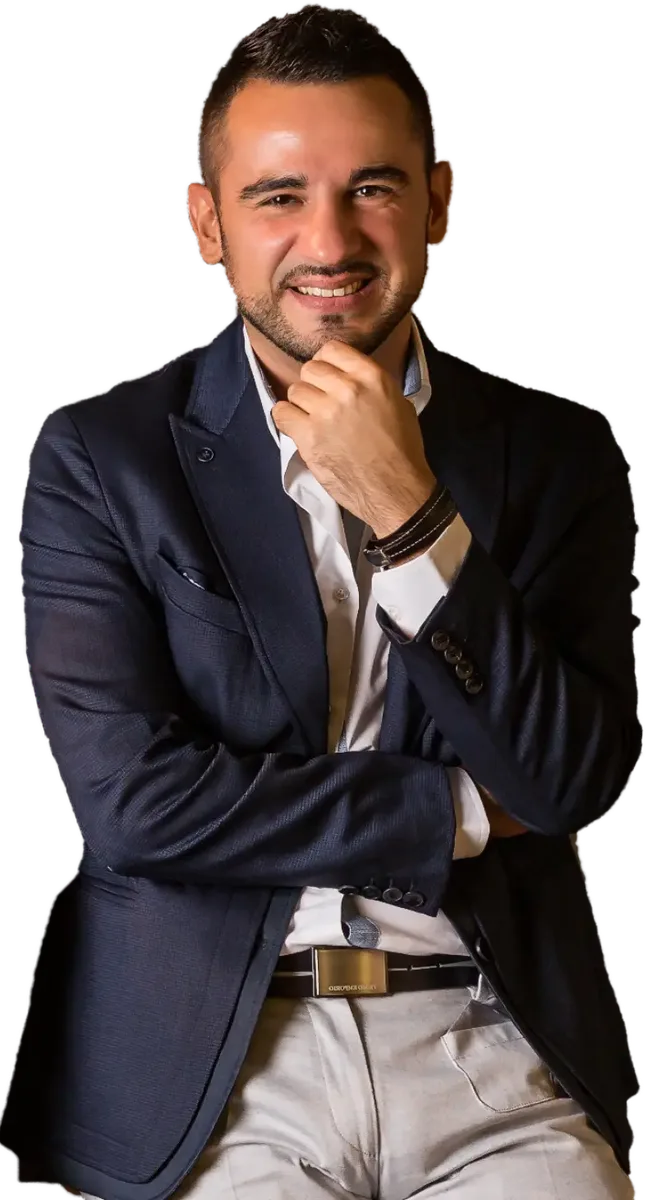 Michele Mosca sorridente, con la mano al mento